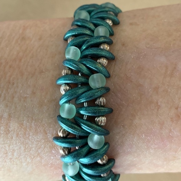 Unique beaded bracelet in emerald and sea glass - Picture 2 of 3